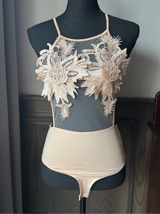 Forever 21 Tops - Forever 21 Sheer Floral Applique Bodysuit in Nude Medium EUC